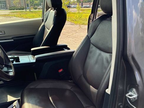 Used 2024 Toyota Sienna Platinum AWD/4WD image 5