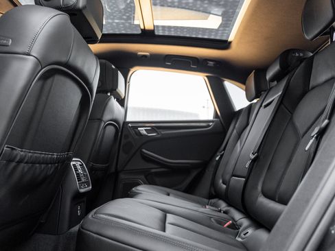 Certified 2026 Porsche Macan AWD/4WD image 34