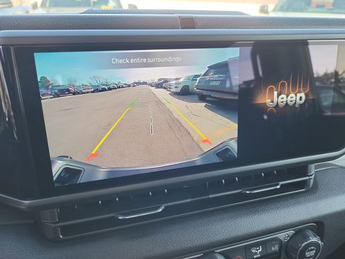 Used 2025 Jeep Gladiator Sport image 17