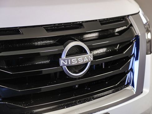 Certified 2025 Nissan Pathfinder Platinum image 3