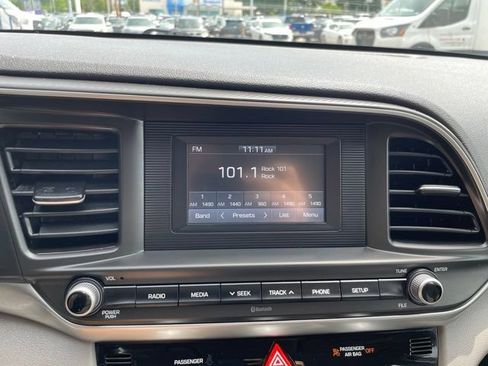 Used 2020 Hyundai Elantra SE FWD image 24