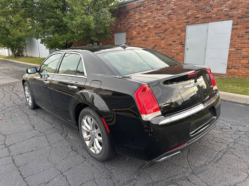 Used 2016 Chrysler 300 C image 5