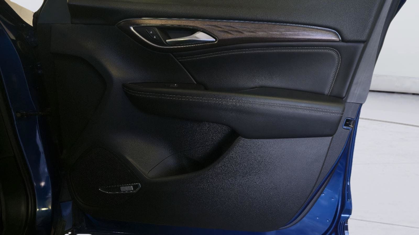 Used 2022 Buick Envision Avenir w/ Safety Package FWD image 22
