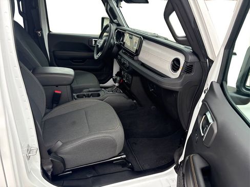 Used 2025 Jeep Wrangler Unlimited Sahara image 19