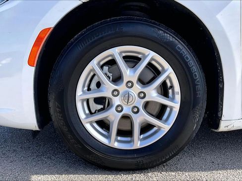 Used 2022 Chrysler Pacifica Touring-L image 35