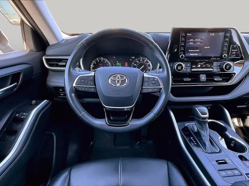 Used 2021 Toyota Highlander XLE AWD/4WD image 5