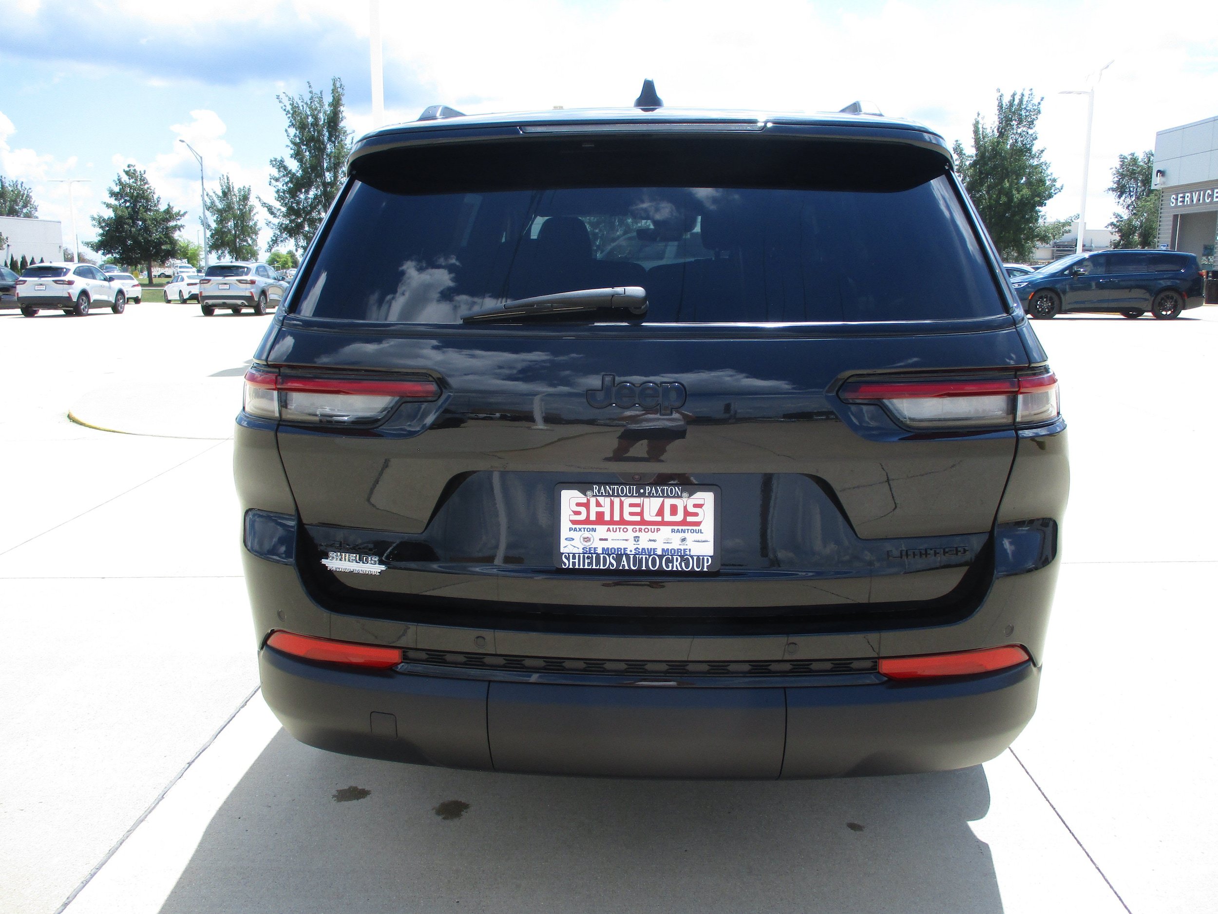 Used 2025 Jeep Grand Cherokee L Limited w/ Black Appearance Package AWD/4WD image 5