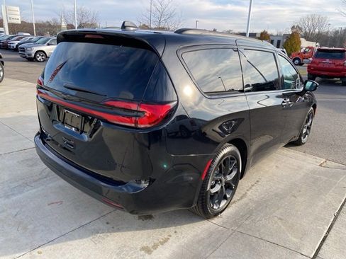 Used 2025 Chrysler Pacifica Limited image 3