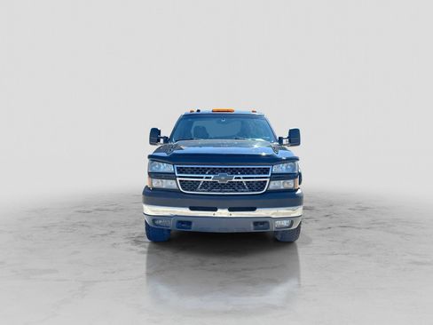 Used 2005 Chevrolet Silverado 2500 LS w/ Heavy-Duty Power Package AWD/4WD image 11