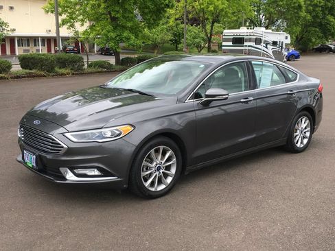 Used 2017 Ford Fusion SE FWD image 11