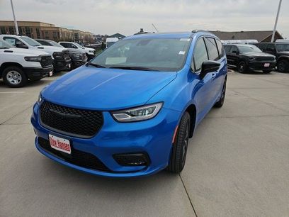 New 2026 Chrysler Pacifica Limited w/ S Appearance Package