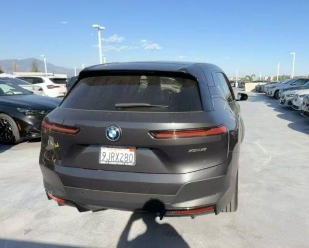 Used 2024 BMW iX xDrive50 w/ Premium Package AWD/4WD image 3