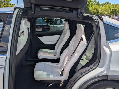Used 2018 Tesla Model X 75D AWD/4WD image 16