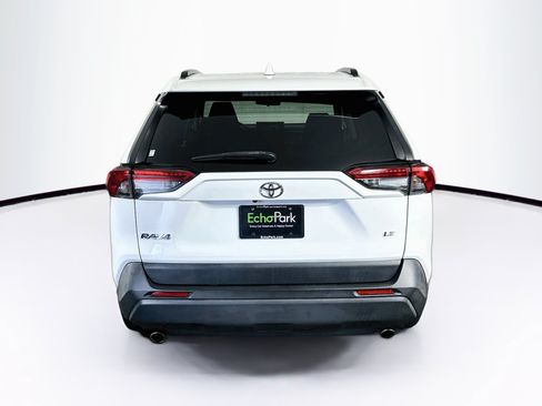 Used 2019 Toyota RAV4 LE FWD image 7