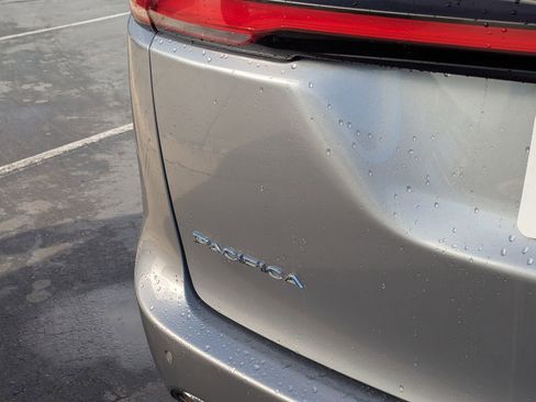 Used 2021 Chrysler Pacifica Touring-L image 5