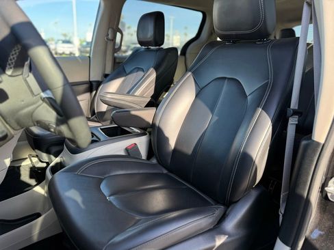 Used 2024 Chrysler Pacifica Select image 5