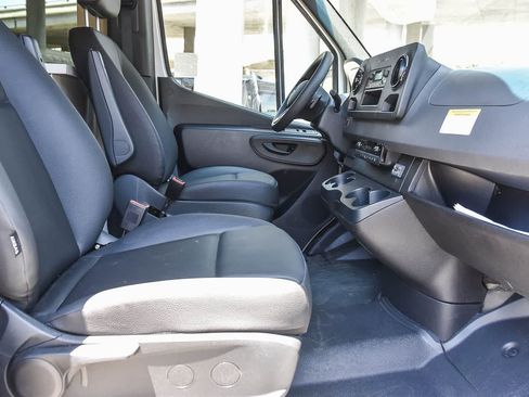 Used 2021 Mercedes-Benz Sprinter 2500 image 26