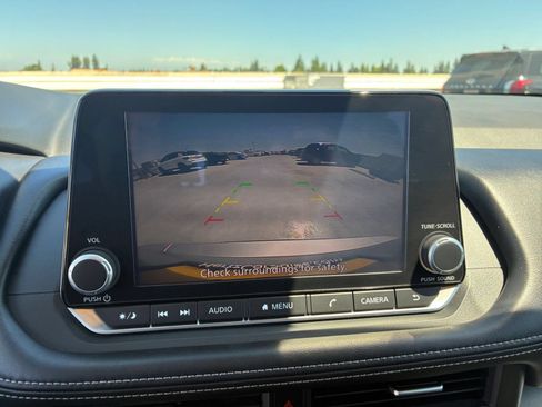 Used 2025 Nissan Rogue SV FWD image 24