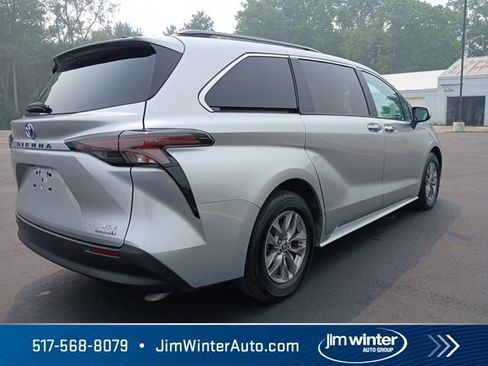 Used 2023 Toyota Sienna XLE FWD image 11