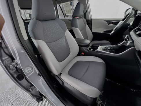 Used 2021 Toyota RAV4 XLE AWD/4WD image 31