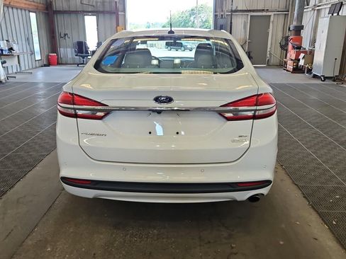 Used 2017 Ford Fusion SE w/ Fusion SE Technology Package FWD image 4