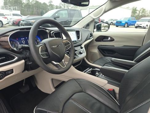 Used 2024 Chrysler Pacifica Limited image 26