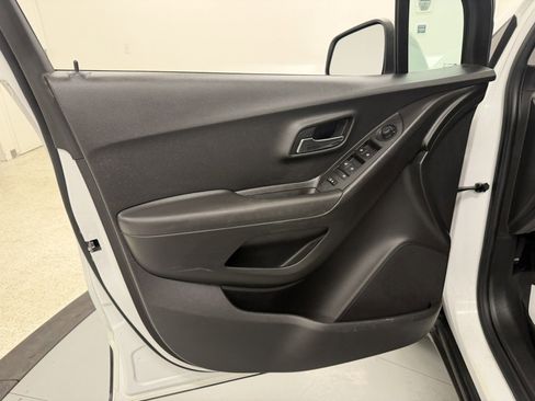 Used 2018 Chevrolet Trax LT w/ LT Convenience Package image 27