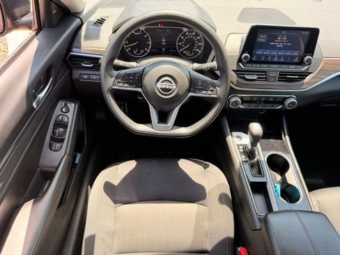 Used 2024 Nissan Altima 2.5 SV FWD image 14
