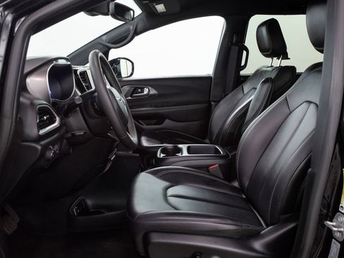 Used 2025 Chrysler Pacifica Select FWD image 8