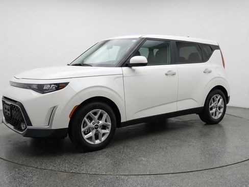 Used 2025 Kia Soul LX w/ LX Technology Package image 3