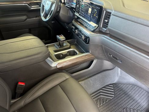 Used 2024 Chevrolet Silverado 1500 LT Trail Boss w/ Convenience Package II AWD/4WD image 18