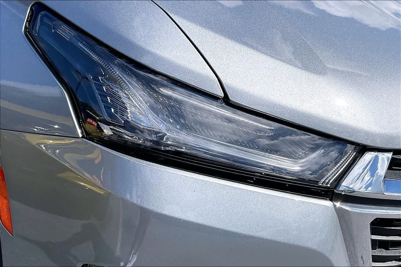 Used 2023 Chevrolet Traverse LT FWD image 28