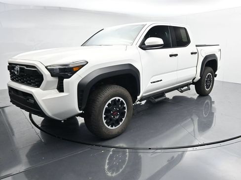 Used 2024 Toyota Tacoma TRD Off-Road AWD/4WD image 4