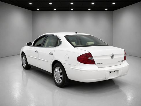 Used 2007 Buick LaCrosse CX FWD image 2