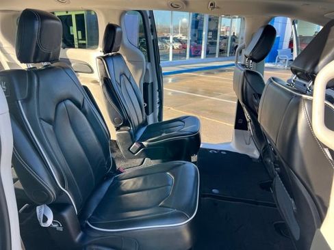 Used 2024 Chrysler Pacifica Limited image 19