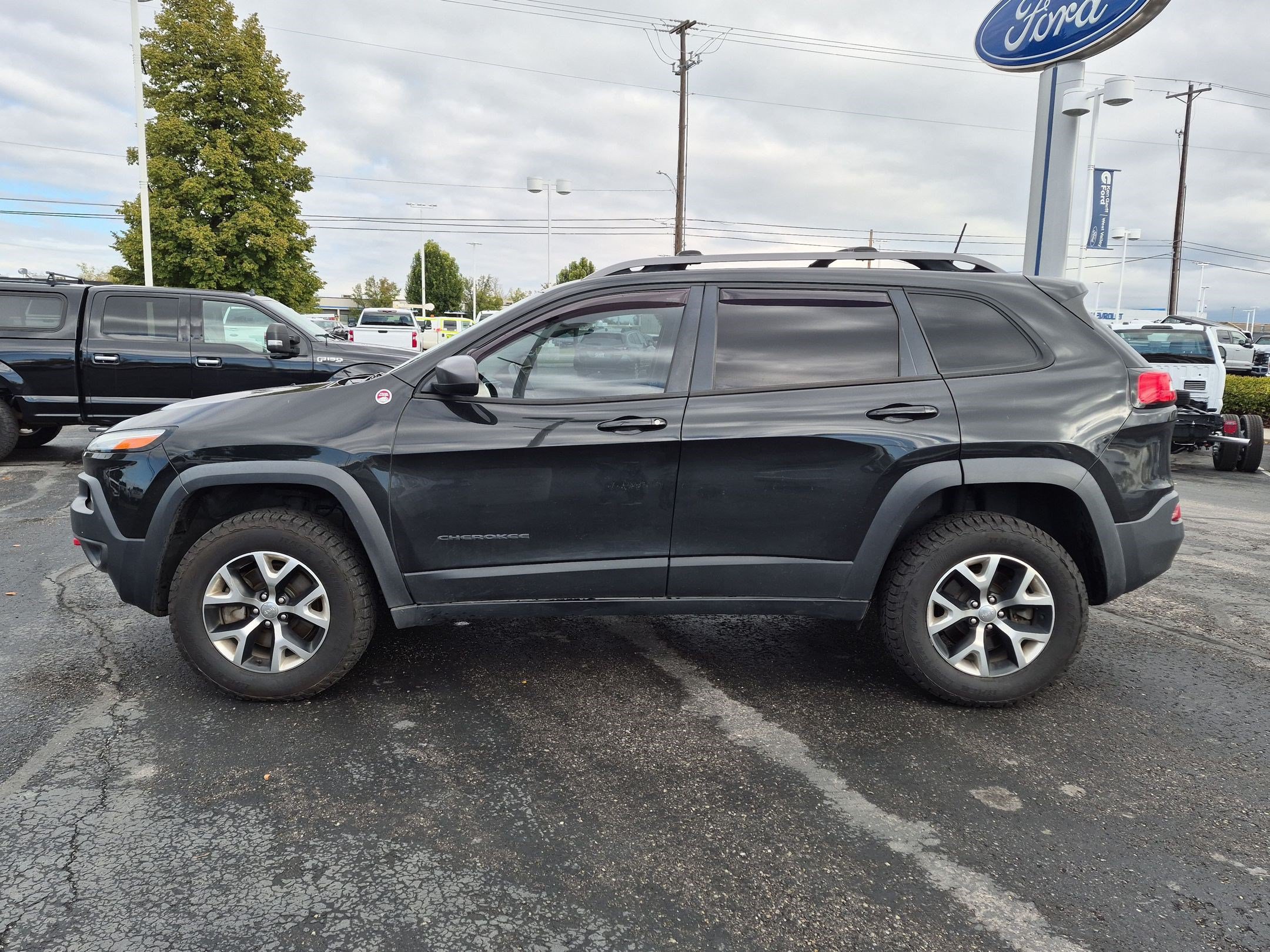 Used 2016 Jeep Cherokee Trailhawk w/ Cold Weather Group AWD/4WD image 9