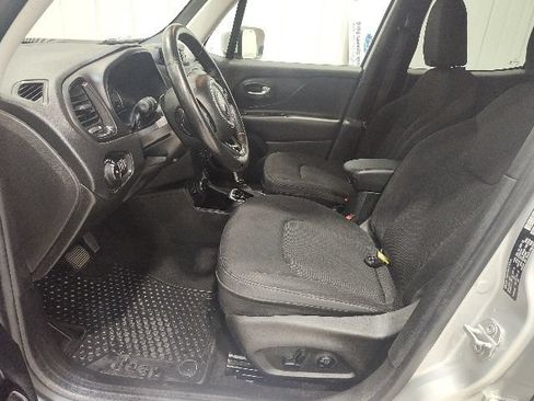 Used 2018 Jeep Renegade Altitude AWD/4WD image 12