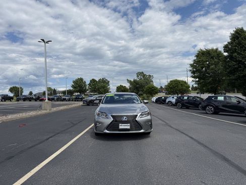 Used 2017 Lexus ES 300h FWD image 2