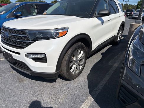 Used 2023 Ford Explorer XLT w/ Equipment Group 202A image 2