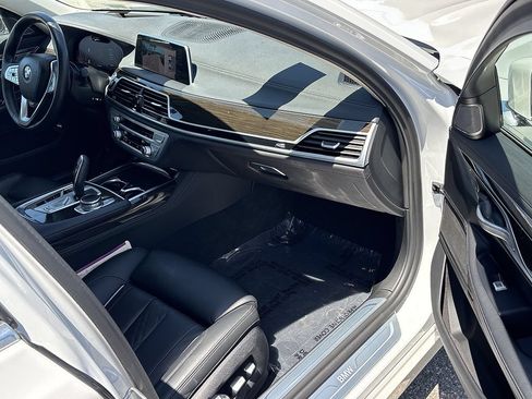 Used 2022 BMW 750i xDrive AWD/4WD image 28