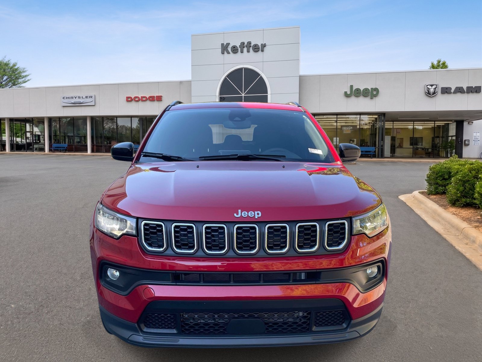 Used 2026 Jeep Compass Latitude AWD/4WD image 2