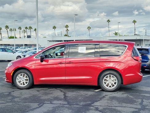 Used 2024 Chrysler Pacifica Touring-L image 2