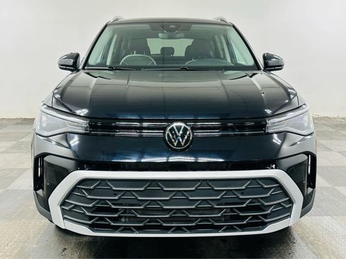 Certified 2025 Volkswagen Taos SE image 2