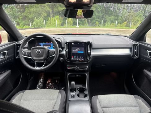 Used 2023 Volvo XC40 B5 Core w/ Convenience Package AWD/4WD image 16