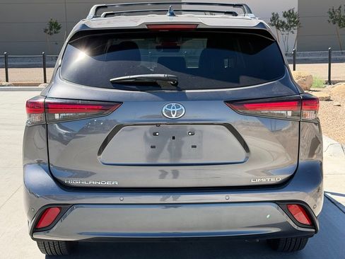 Used 2024 Toyota Highlander Limited FWD image 5