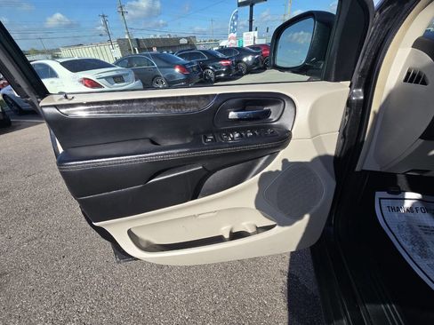 Used 2014 Chrysler Town & Country Touring-L w/ Driver Convenience Group image 23