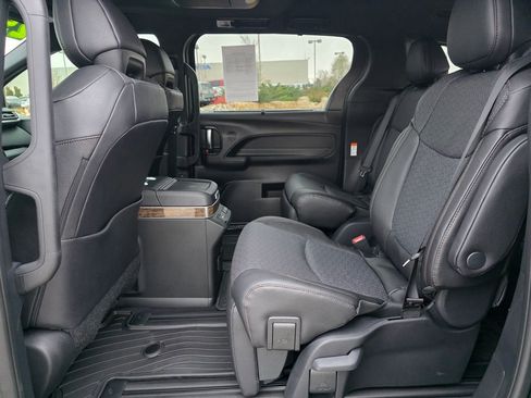 Used 2025 Toyota Sienna Platinum image 20
