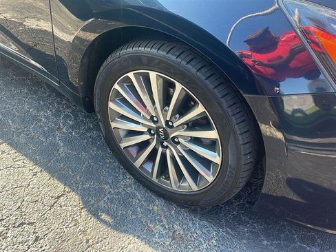 Used 2017 Kia Cadenza Premium w/ Luxury Package FWD image 4