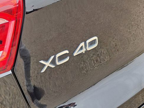 Used 2024 Volvo XC40 B5 Plus AWD/4WD image 11