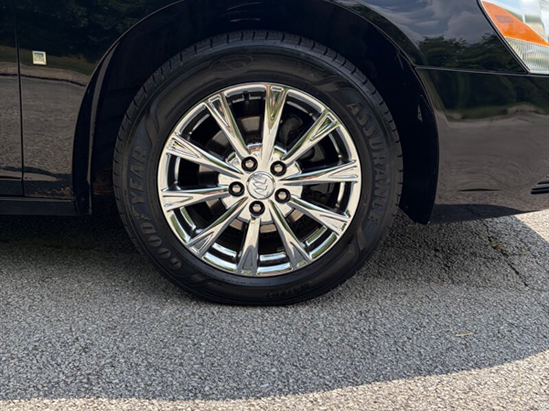Used 2009 Buick Lucerne CXL FWD image 28